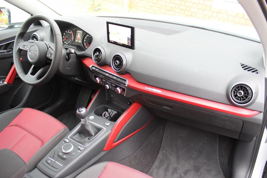 Торпедо Audi Q2 TFSI Sport 2016 года  (WW) (фото 19 из 25)